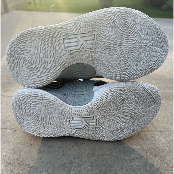 Nike Kyrie Low 3 Team Black Wolf Gray Size 10 - Picture 7 of 8